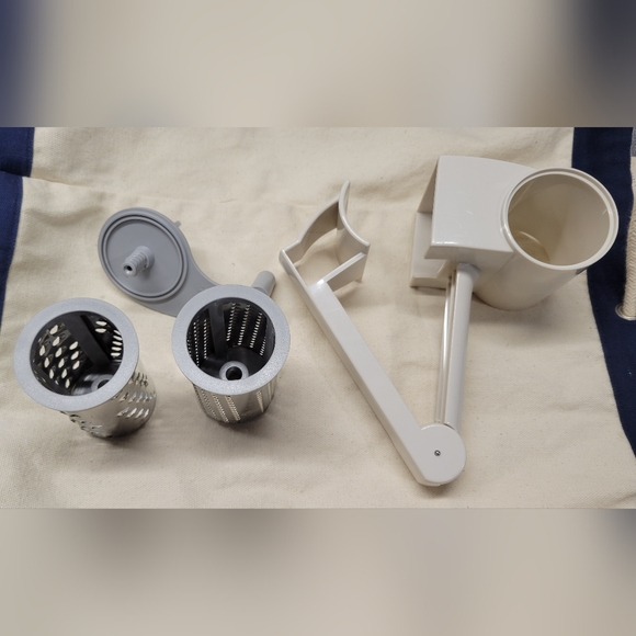 The Pampered Chef Deluxe Rotary Cheese Grater Grinder #1275 Vintage - Picture 2 of 6